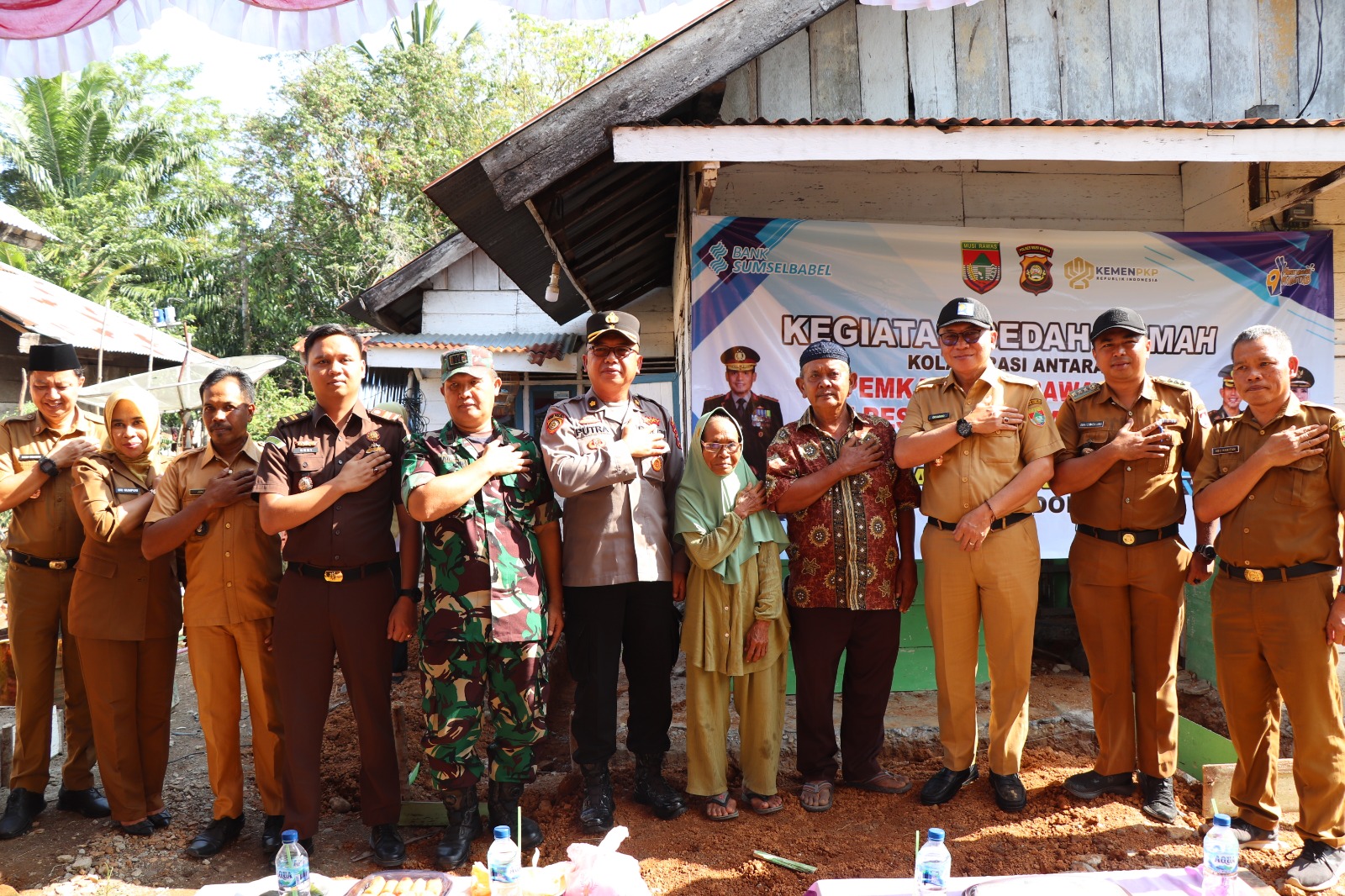 Polres Musi Rawas Bersama Pemkab Musirawas Bedah Rumah Warga Desa Prabumulih I